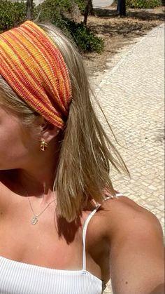 Summer Hair Bandana, Headband Hairstyles Summer, Summer Hairstyles With Headbands, Boho Headband Outfit, Knit Headband Aesthetic, Granola Headbands, Head Bands Hair Styles, Summer Crochet Accessories, Hippie Short Hair