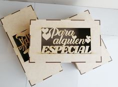 two pieces of paper with the words para alquen especial on them