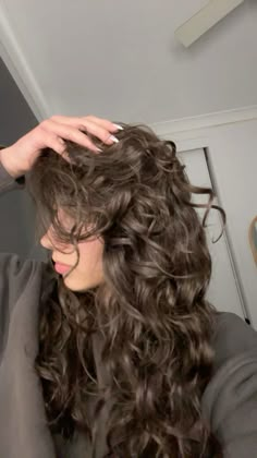 #wavyhair #brunette #shine #curls Brown Hair Inspo Curly, Wavy Curly Brown Hair, Brunette Loose Curls, Wavy Brunette, Brunette Curls, Victoria Secret Hair, Loose Curls Hairstyles, Healthy Curls, Brown Wavy Hair