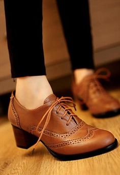 Vintage Oxford Mid Heel Shoes- normally I dont care for oxfords because they look to masculine but these are actually quite feminine looking!-JB Oxford Pumps, Mid Heel Shoes, Elegante Casual, Unique Shoes, Retro Women, Jane Shoes, Shoes Pumps