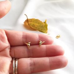 This 925 sterling silver tiny hummingbird stud earring is shiny and gorgeous!Small, minimalist, and lightweight bird earrings are perfect for everyday wear and easy to pair with any wardrobe.A pretty pair of Hummingbird studs. (see the picture above)• Your earrings will come with butterfly backs.• Material: 925 Sterling Silver or gold vermeil Hummingbird Jewelry, Hummingbird Earrings, Bee Studs, Minimalist Earrings Gold, Minimalist Earrings Studs, Jewelry Design Inspiration, Casual Jewelry, Bird Earrings, Small Earrings Studs