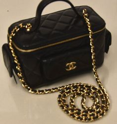 Chanel Bag With Top Handle, Yves Saint Laurent Aesthetic, Chanel Vanity Bag, Chanel Bags Black, Chanel Purse Black, All Black Chanel Bag, Black And Gold Chanel Bag, Summer Purses, Straw Beach Bag