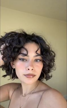 Short Hairstyle Women Curly Layered, Chin Length Hair With Layers Curly, Short Bob Curly Haircuts, Round Face Short Curly Haircuts, Curly Hair Bob Hairstyles, Short Curly Hairstyles 2023, Short Curly Hair Chin Length