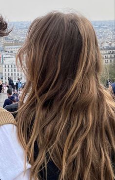 Surfy Balayage, Very Light Brown Hair With Money Piece, Highlights Brown Hair Sunkissed, Caramel Beach Hair, Brown Hair Blonde Highlights Aesthetic, Long Wavy Brown Hair With Highlights, Brunette Sun Kissed Hair, Surfer Hair Brunette, Highlights On Wavy Brown Hair