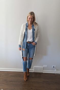 Accessorize with a cognac colored bootie and belt Denim On Denim Looks, Outfits For Fall, Jean Jacket Outfits, Denim Jacket Outfit, Denim On Denim, Double Denim, Blue Denim Jacket, Navy Fashion, Light Blue Denim