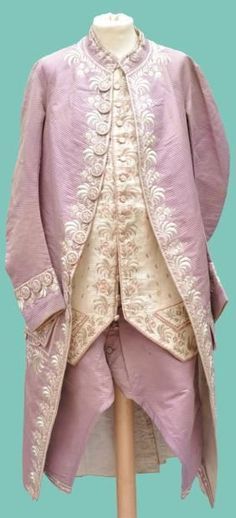 . Versailles Outfit, 1780s Fashion, 18th Century Mens Fashion, Embroidery Buttons, 1700 Fashion, 18th Century Costume, 18th Century Clothing, Green Embroidery, Regency Fashion