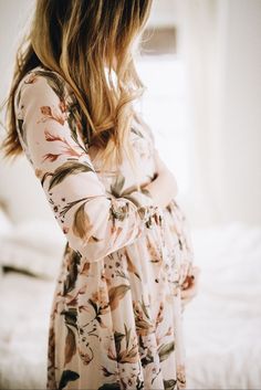 Maternity Wear Summer, Bump Photography, Maternity Photo Ideas, Cute Floral Dresses, Pregnancy Photography, Pregnancy Looks, Summer Pregnancy, Pregnancy Wardrobe