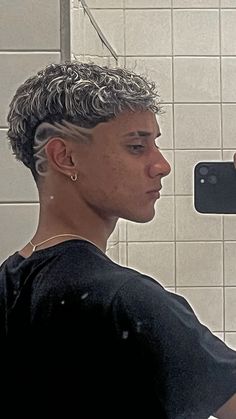 #cortesdecabelo #moicano #freestyle #cortemasculino #regua Boys Haircuts Short, Corte Freestyle, Hair Designs For Men, Low Taper Fade Haircut, Men Fade Haircut Short