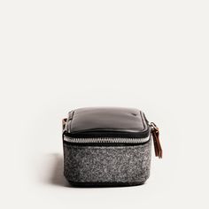 This toiletry bag is made from black leather, contrasted with cognac details. Like other JULIET models, the body of the case is offered in our 100% recycled felt.

A compact and devilishly efficient toiletry bag: its volume will allow you to carry the essentials of your toiletries in a minimal footprint. An ideal format that will fit perfectly into our 36-hour bag.

This case is also ideal for storing and transporting your office accessories: cables, charger, external battery, mouse, pens...

Special features:


	One main compartment (24 x 11 x 5 cm) - (9,45 x x4,33 x 1,97 Inch)
	One flat pocket (14.5 cm long/5,70 Inch), closed with a zip.


Materials used:


	Main material: Semi-vegetable-tanned full-grain leather - Find out more
	Secondary material: 100% recycled felt
	Inner lining: Poly External Battery, Office Accessories, Vegetable Tanned Leather, Toiletry Bag, Full Grain Leather, Tan Leather, Wool Felt, Cognac, Polyester Fabric