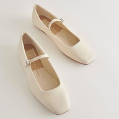 REYES Ballet Flats Ivory Leather | Ivory Leather Flats – Dolce Vita Ivory Flats, Mode Kimono, Looks Street Style, Boot Accessories, Wedge Boots, Ballet Flat Shoes, Leather Flats, White Shoes, Wedding Shoes