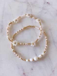 Daisy Bracelet, 14k Gold-filled Pearl Bracelet, Bridal Bracelet's, Daisy Beaded Bracelet, Gift for Bridesmaids - Etsy Canada Anting Manik, Bridal Bracelet Pearl, Bracelet Inspo, Diy Armband, Preppy Jewelry, Daisy Bracelet, Bracelet Shop, Beads Bracelet Design, Handmade Jewelry Tutorials