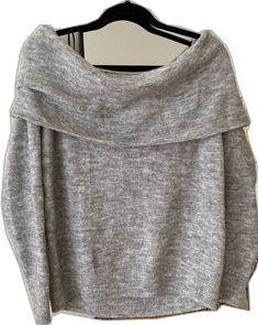 Oversized H&m Winter Tops, Cozy H&m Tops For Fall, H&m Tops For Layering In Fall, Open Shoulder Sweater, H&m Brand, Hm Sweater, Brown Crop Top, Off The Shoulder Sweater, Puff Sleeve Sweater