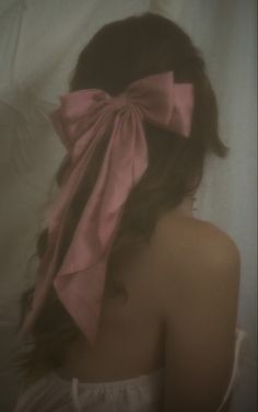 Girl with brown wavy hair and a big silky pink bowl on it, she’s in front of a vintage sheet and has a vintage white nightgown Romantic Hairstyles, Clip Hairstyles, Christmas Hairstyles, Hair Ribbons, Bow Hair Accessories, Hair Pictures