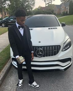 Prom Suit With Sneakers, Boys Prom Outfit Ideas, Prom Men Outfit, Mens Prom Outfit, Boy Prom Outfit, Suit For Prom, Prom Outfits For Guys, Prom Men