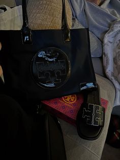 Tory Burch Bag Outfit, Tory Burch Tote Bag, Material Gworl, Winter Wishlist, Shopping Gifts, Pretty Accessories, Tory Burch Purse, Tote Outfit, Tory Burch Tote