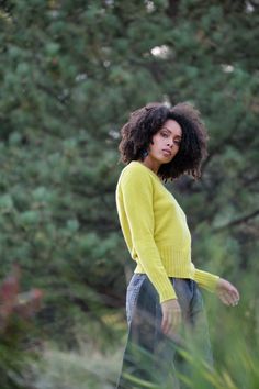 Include a pop of green in your fall fashion inspiration. Style Inspiration Fall, Cashmere Sweaters, Cashmere, Style Inspiration