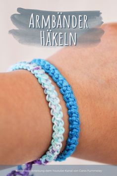 the armbander hakeln bracelet is made with blue and white crochet