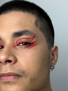 Mens Red Eye Makeup, Mens Eyeliner Looks, Devil Makeup Men, Guy Makeup Looks, Male Eye Makeup, Red Eyeliner Looks, Red Eyeliner