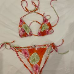 - Size M - Nwt - So Cute And Trendy For The Summer 90s Bikinis Vintage Retro, Aesthetic Bikinis, Beachy Tropical Print Swimwear, 2000s Bikinis Vintage, Y2k Summer Beach Swimwear, Fitted Beach Swimwear With Strawberry Print, Cooler Style, Cute Jeans, Swim Suits