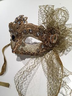 Золотая Маскарадная Маска Марди Гра Хэллоуин - Etsy Masquarade Mask, Venice Masquerade, New Years Eve Celebration, Venetian Masquerade Masks, Plastic Mask, Masked Ball, Venetian Masquerade, Gold Mask, Masked Singer