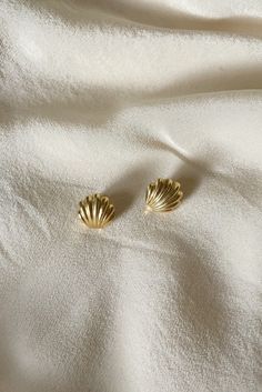 Gold Shell Earrings, Beachy Earrings, Coastal Jewelry, Vintage Stud Earrings, Jewellery Gifts, Shell Earrings, Gems Jewelry, Stunning Jewellery, Jewelry Inspo