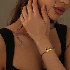 Customize your own bracelet with your name or surprise a loved one with a personalized gift. Name Bracelets, 18k Gold Chain, Letter Bracelet, Hypoallergenic Jewelry, Name Bracelet, Rose Gold Metal, Precious Jewelry, Personalized Necklace, Gold Plated Silver