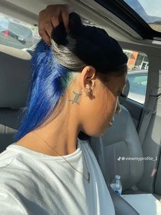 Blue Natural Hair, Peekaboo Hair Colors, Hair Stripes, Dyed Hair Blue, Peekaboo Hair, Quick Natural Hair Styles, Dyed Hair Inspiration, Dyed Natural Hair, Curly Hair Styles Easy