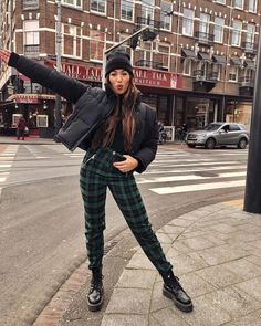 How To Style Doc Martens ft Sage Olivia - Mademoiselle O'Lantern Fall Street Wear, Martens Outfit, Dr Martens Outfit, Winter Mode Outfits, Fashion Trends Winter, Foto Poses, To Be Honest, Mode Inspo, Fall Street Style