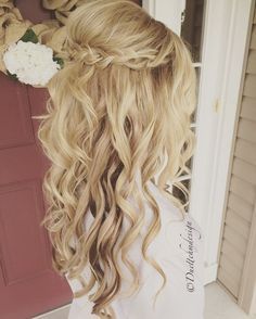 Bride Hairstyle Beach Wedding, Debutante Hair, Curled Blonde Hair, Wedding Hair Extensions, Hairstyle Updo, Antler Wedding, Curly Wedding Hair, Bridal Hair Updo, Updo Hairstyle