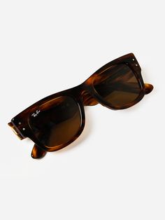 DESCRIPTION:Classic wayfarer sunglasses with a redesigned thicker frame.FEATURES:Square ShapeFull Rim StyleLens: Classic TreatmentFrame: Nylon PlasticPolarized/Non-PolarizedSize: 52-21-145Cleaning Cloth & Hard Case Included Mega Wayfarer, Havana Brown, Wayfarer Sunglasses, Saint Bernard, Hard Case, Havana, Ray Ban, Ray Bans, Sunglasses