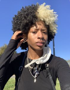 Afro With Colored Tips, Skunk Stripe Hair Afro, Black And Blonde Afro, Dyed Natural Hair 4c, Dyed Hair Black Women 4c, Afro Dyed Hair, Short Curly Hair Dye Ideas, Bleached Afro, Dyed Afro Hair 4c