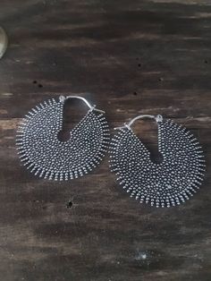 Tribal african earrings dipped in silver, ethnic design. SIZE: 40mm x 40mm. SHIPPING: I use certified mail for my shipments. You can see in the store policy the approximate delivery times according to your destination. Https://www.etsy.com/en/shop/TribDesign?ref=search_shop_redirect#policies THANK YOU FOR VISIT MY STORE Silver Hoop Earrings With Silver Beads, Silver Metal Hoop Earrings For Festival, Silver Hoop Earrings With Ear Wire For Festivals, Large Drop Earrings, Tree Of Life Earrings, Drop Earrings Silver, African Earrings, Ethnic Design, Earrings Bohemian