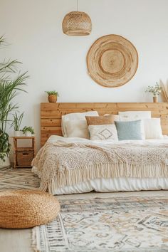 Boho-style bedroom with wooden headboard, woven wall decor, and cozy textiles. Rattan Bedroom Ideas, Boho Modern Bedroom, Boho Beds, Boho Girls Bedroom, Colorful Boho Bedroom, Rattan Bedroom, Boho Bedroom Decor Ideas, Cozy Eclectic, Boho Style Room