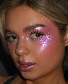 20 inspirações de make para Carnaval - Dia de Beauté Glitter Face Ideas, Festival Makeup Pink, Party Makeup Pink, Glitter Festival Outfit, Glitter On Face, Eye Makeup Party, Festival Glitter Makeup, Face Glitter Makeup, Pink Glitter Makeup