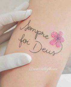 someone has written something on their arm that says,'some for deus '