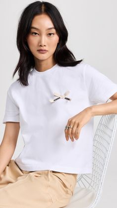 Fast Free Shipping & Free Returns on Jacquemus Le T-Shirt Noeud at Shopbop. Shop new arrivals from Jacquemus at Shopbop.com Confident Woman, Healthcare Professionals, Simple Designs, Clothing Brand, Fabric Weights, New Arrivals, Portugal, Short Sleeves, Top Outfits