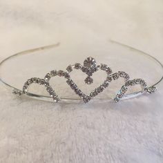 Gorgeous Silver Rhinestone Tiara Hair Band. Sparkly Rhinestones. Nwt Please Message Me With Any Questions! Panama Wedding, Willy Wonka Halloween, Apple Dance, Small Tiara, Sweet 16 Tiara, Tiara Silver, Tiara Hair, Birthday Tiara, Silver Tiara