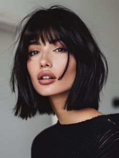 Dark Short Hair With Bangs, Fringe Bangs Bob, Bob Hairstyles Bangs, Hair With Fringe Bangs, Bob Haircuts With Fringe, Haircuts With Fringe, Trendy Bob Haircuts, Bob With Side Bangs, Short Bleached Hair