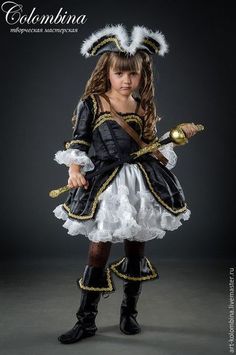 СОВА - МАСТЕРИЦА Diy Pirate Costume For Women, Costume Carnaval, Female Pirate Costume, Diy Costumes Women, Crochet Baby Boots, Fancy Costumes, Queen Costume, Pirate Costume