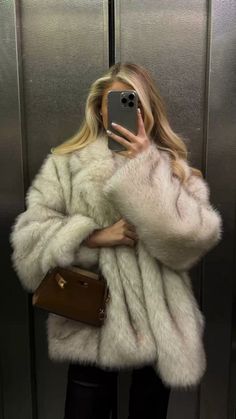 Rich Winter Aesthetic, Grey Fur Coat Outfit, Classy Outfits Winter, White Fur Coat Outfit, Fur Coat Aesthetic, Fur Coat Street Style, Faux Fur Coats Outfit, Vinter Mode Outfits, Fur Jacket Outfit