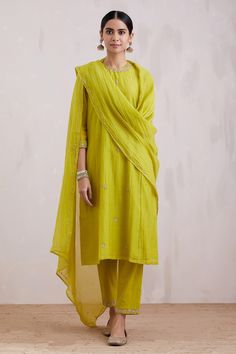 Shop for these amazing collections of Green Chanderi (cotton Silk) Hand Embroidered Floral Kurta Set For Women by Barahmasi online at Aza Fashions. Green Indian Suit, Indian Suits For Women, Rhea Kapoor, Kurta Set For Women, Pant For Women, Indian Wedding Outfits, Indian Designer Outfits, Designer Dresses Indian