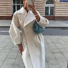 Super Chic Runway Style Coat Only For Fashionistas! Super Comfortable And Not Heavy. Loose Fit Style But Falls Nicely To Fit Accordingly No Pockets No Lining Snow White Color Mode Mantel, Elegante Y Chic, Lapel Jacket, Maxi Coat, Long Trench, Long Trench Coat, Estilo Chic, White Coat, Women Pants