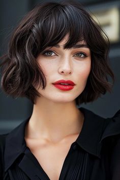 Fransiger Bob mit Pony: 53+ charmante Styles - hairtastic.de Emma Stone Bob Haircut, Messy French Bob With Bangs, Short French Haircut, Messy French Bob, French Cut Hair, Classic French Bob, Medium Lob, Cowboy Bob, Wispy Bob