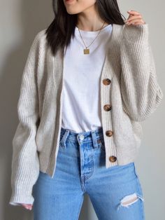 Tee Shirt And Cardigan Outfits, Outfit Ideas With Cropped Cardigans, Cardigan Styles Woman, White Cardigan And Jeans Outfit, Cardigan T Shirt Outfit, T Shirt With Cardigan Outfit, H&m Cardigan Outfit, Cardigans Outfits For Women, Cardigans Outfit Ideas