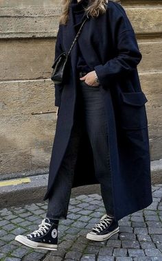 Wool Coat Outfit, Long Coat Outfit, 00s Mode, Converse Outfits, Skandinavian Fashion, Cap Ferret, Winter Fashion Outfits Casual, Outfits With Converse, Winter Outfit Inspiration