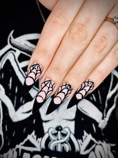 A classic french tip set with a spider web twist. Perfect for halloween or spooky ghouls!✨ About our press on nails: 💅 Reusable 💅 Made with quality products 💅 Durable 💅 Flexible at the bottom for a comfortable fit. Application kit included Ongles Goth, Web Nails, Horror Nails, Holloween Nails