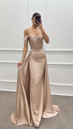 This stunning evening dress features a fabric blend of 50% cotton, 35% polyester, and 15% elastane. Find the essential washing instructions conveniently provided on the product label.  Model's Measurements: Height: 1.73 meters - 5'8 Bust: 86 cm - 34 inc Waist: 62 cm - 24 inc Hips: 94 cm - 37 inc Weight: 55 kg - 121 lbs If you are unsure about your size please message me your height and weight. So i can recommend the correct size for you. Glamorous Satin Evening Dress With Sweep Train, Stretch Satin Dress With Sweep Train, Stretch Satin Evening Dress For Gala, Floor-length Stretch Satin Gown, Stretch Satin Floor-length Gown, Fitted Satin Maxi Dress With Sweep Train, Fitted Satin Maxi Dress For Gala, Off-shoulder Stretch Satin Dresses, Stretch Satin Off-shoulder Dresses