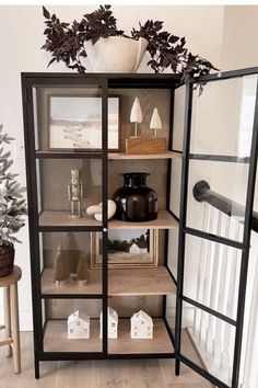 Objets déco & vitrine - comment les mettre en scène? Ikea Black Cabinets Glass Doors, Shelving Unit Dining Room, Modern Cube Storage, Vitrine Living Room, Vittsjo Hack, Display Cabinet Living Room, Dining Room Display Cabinet, Home Bar Ideas