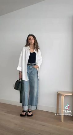 Office Denim Work Outfits, Casual Effortless Outfits, Minimalist Work Outfits Women, Minimal Streetwear Women, Normcore Summer Outfits, Gen Z Professional Outfits, Casual Dinner With Friends Outfit, Colorful Minimalist Fashion, Summer Minimalist Outfit