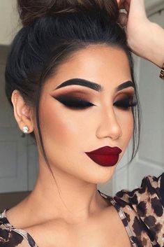 There’s nothing as seductivedeepand attractive as fall makeup looksWhether you have your autumn makeups covered or looking for stunning trendsyou will fall in love with this gallery. Burgundy Makeup Look, Dark Red Lipstick, Smokey Eyes Tutorial, Make Up Diy, Burgundy Makeup, Burgundy Lips